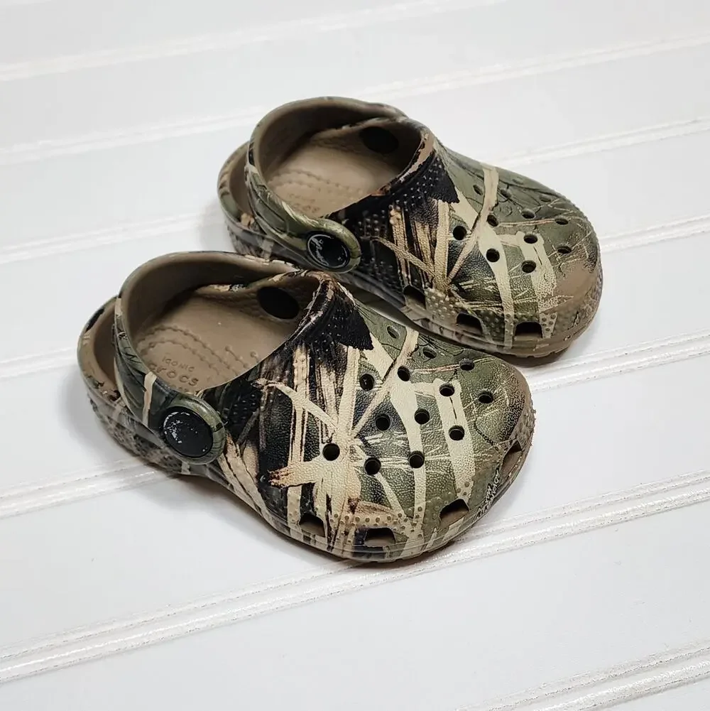 Crocs Classic Realtree Toddler Clogs Sandals Size 4 Toddler Green & Tan